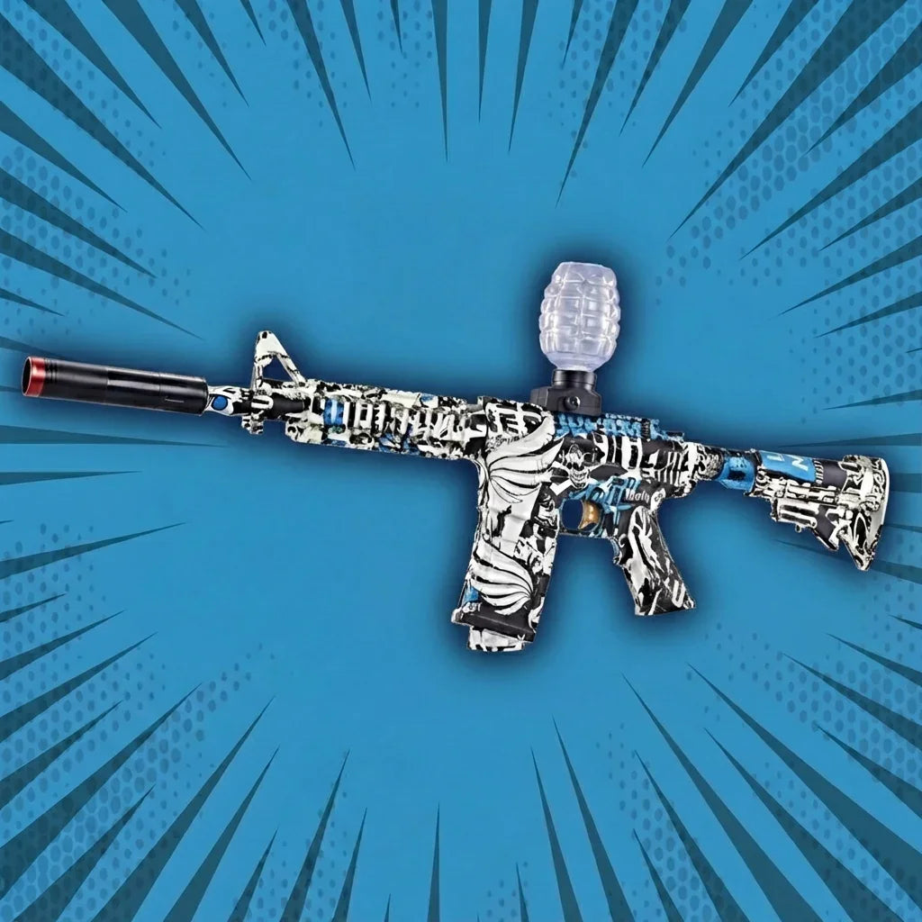 GelShot M4 automatická puška na gelové kuličky od gelshot.cz v černo-bílém designu s násypkou a hlavní, vystavená na modrém pozadí s komiksovými efekty-skvělý dárek pro kluky, kteří milují akční zábavu.